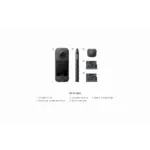 Kit de Insta360 con la cámara 360, palo selfie, capuchón de lente y dos baterías (pre-instaladas), mostrado junto al texto 'En la caja'