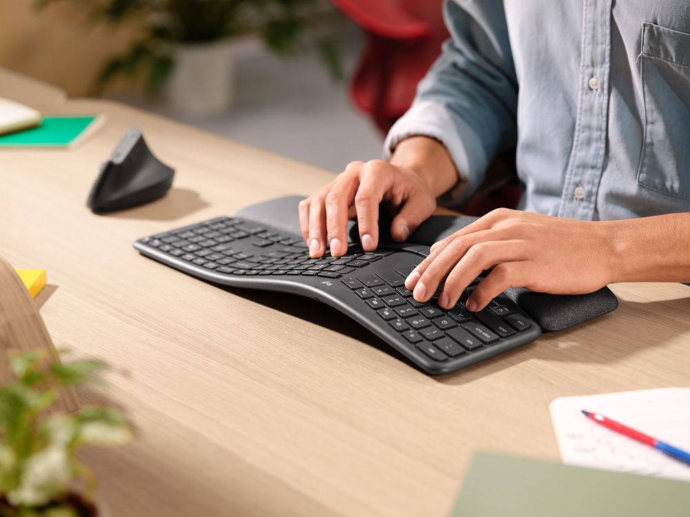 Persona escribiendo en un teclado Logitech Ergo K860